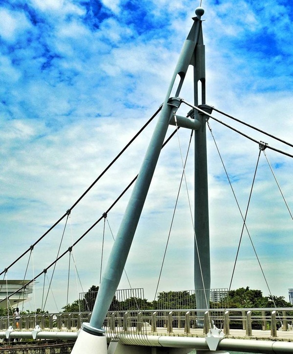tanjong rhu suspension bridge in singapore