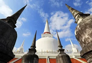 wat phra mahathat guide